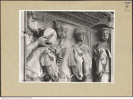 Vorderseite von ICCD [https://www.deutsche-digitale-bibliothek.de/content/lizenzen/rv-ez/] Triumphbogen Alfonsos VTriumphaler Einzug Alfons V. in NeapelBerittene Bläser und Trommler - Oberkörper, bh102887_recto. Foto.