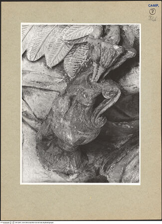 Vorderseite von ICCD [https://www.deutsche-digitale-bibliothek.de/content/lizenzen/rv-ez/] Triumphbogen Alfonsos VOberer BogenViktorien und Putten mit Füllhörnern - Linke Viktoria, Detail: Pokal, bh102891_recto. Foto.