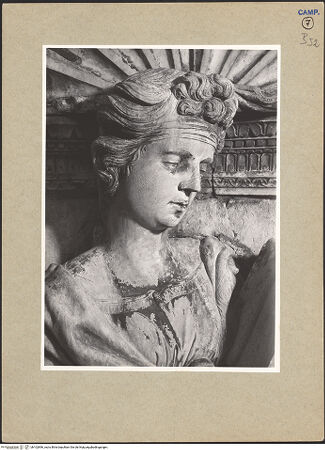 Vorderseite von ICCD [https://www.deutsche-digitale-bibliothek.de/content/lizenzen/rv-ez/] Triumphbogen Alfonsos VPrudentia - Detail: Kopf, bh102896_recto. Foto.