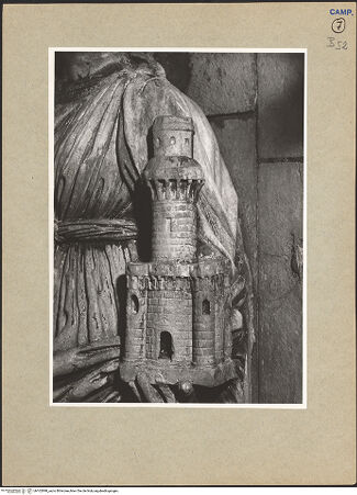 Vorderseite von ICCD [https://www.deutsche-digitale-bibliothek.de/content/lizenzen/rv-ez/] Triumphbogen Alfonsos VFortitudo - Detail: Festung, bh102898_recto. Foto.