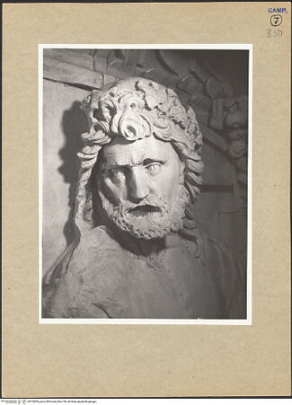 Vorderseite von ICCD [https://www.deutsche-digitale-bibliothek.de/content/lizenzen/rv-ez/] Triumphbogen Alfonsos VGiebelfeld mit zwei Figuren, sogenannte Flussgötter, und Blattgirlande mit zwei Masken - Detail: Kopf der rechten Figur, bh102904_recto. Foto.