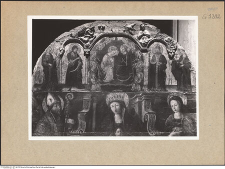 Vorderseite von ICCD [https://www.deutsche-digitale-bibliothek.de/content/lizenzen/rv-ez/] Madonna zwischen Heiligen, Verkündigung und Marienkrönung - Detail: oberes Register, bh103106_recto. Foto.