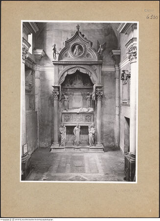 Vorderseite von ICCD [https://www.deutsche-digitale-bibliothek.de/content/lizenzen/rv-ez/] Grabmal des Kardinals Rinaldo Brancaccio (gest. 1427) - Gesamtansicht, bh103152_recto. Foto.