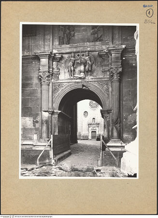 Vorderseite von ICCD [https://www.deutsche-digitale-bibliothek.de/content/lizenzen/rv-ez/] Triumphbogen Alfonsos VPlastische Dekoration mit dem Relief der Krönung von Ferdinand I. - Detail: unterer Teil, bh103225_recto. Foto.