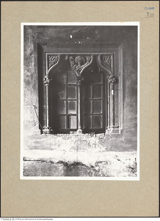 Vorderseite von ICCD [https://www.deutsche-digitale-bibliothek.de/content/lizenzen/rv-ez/] Dekoratives Biforenfenster - Gesamtansicht, bh103226_recto. Foto.