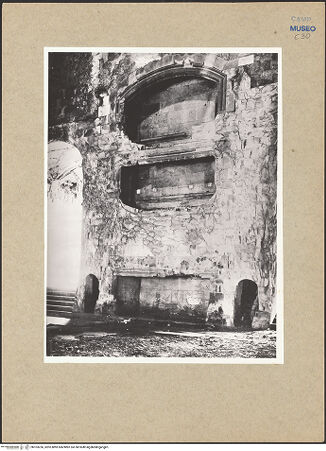 Vorderseite von ICCD [https://www.deutsche-digitale-bibliothek.de/content/lizenzen/rv-ez/] Castel NuovoSala dei Baroni - Östliche Wand nach dem Brand von 1919, bh103236_recto. Foto.