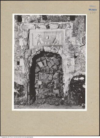 Vorderseite von ICCD [https://www.deutsche-digitale-bibliothek.de/content/lizenzen/rv-fz/] Portalrelief mit Putten - Gesamtansicht, bh103237_recto. Foto.