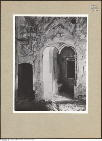 Vorderseite von ICCD [https://www.deutsche-digitale-bibliothek.de/content/lizenzen/rv-ez/] Castel NuovoSala dei Baroni - Tür zum Wallschild des Torre del Beverello, bh103238_recto. Foto.