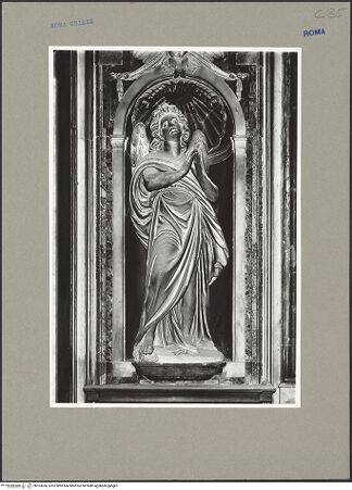 Vorderseite von ICCD [https://www.deutsche-digitale-bibliothek.de/content/lizenzen/rv-ez/] Engel - Gesamtansicht, frontal, bh103366_recto. Foto.