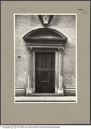 Vorderseite von ICCD [https://www.deutsche-digitale-bibliothek.de/content/lizenzen/rv-ez/] Linkes Seitenportal mit Segmentgiebel - Gesamtansicht, frontal, bh103369_recto. Foto.