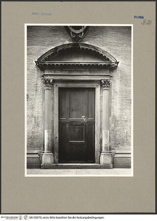 Vorderseite von ICCD [https://www.deutsche-digitale-bibliothek.de/content/lizenzen/rv-ez/] Rechtes Seitenportal mit Segmentgiebel - Gesamtansicht, frontal, bh103370_recto. Foto.