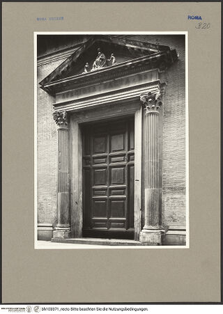 Vorderseite von ICCD [https://www.deutsche-digitale-bibliothek.de/content/lizenzen/rv-ez/] Mittelportal mit Dreiecksgiebel über kompositen Dreiviertelsäulen - Gesamtansicht, von rechts, bh103371_recto. Foto.