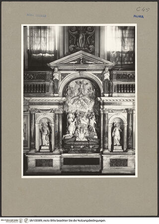 Vorderseite von ICCD [https://rightsstatements.org/page/CNE/1.0/] Grabmal für Erbprinz Carl Friedrich von Jülich, Cleve und Berg - Gesamtansicht, bh103389_recto. Foto.