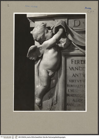 Vorderseite von ICCD [https://www.deutsche-digitale-bibliothek.de/content/lizenzen/rv-ez/] Grabmal für Ferdinand van den Eynde - Detail: linker Putto, bh103434_recto. Foto.