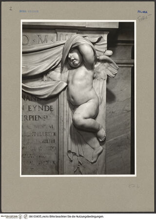 Vorderseite von ICCD [https://www.deutsche-digitale-bibliothek.de/content/lizenzen/rv-ez/] Grabmal für Ferdinand van den Eynde - Detail: rechter Putto, bh103435_recto. Foto.