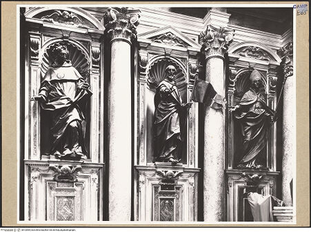 Vorderseite von ICCD [https://www.deutsche-digitale-bibliothek.de/content/lizenzen/rv-ez/] Heiligenfiguren - Hauptkapelle, Linke Seite: Heiligen Thomas von Aquin, Agnellus und Athanasius, bh103584_recto. Foto.