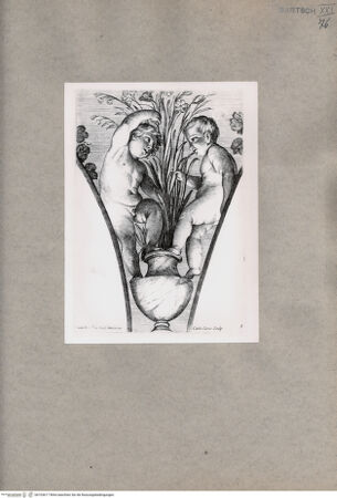 Vorderseite von  [http://creativecommons.org/publicdomain/mark/1.0/] Zwei seitlich auf einer Vase stehende Engel - , bh103617. Foto.