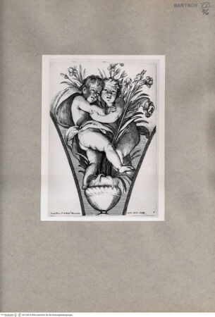 Vorderseite von  [http://creativecommons.org/publicdomain/mark/1.0/] Zwei sich umarmende Engel auf einer Vase - , bh103618. Foto.