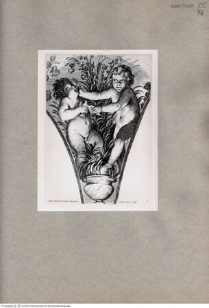 Vorderseite von  [http://creativecommons.org/publicdomain/mark/1.0/] Zwei Engel und ein kleiner Vogel - , bh103619. Foto.