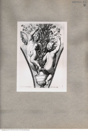 Vorderseite von  [http://creativecommons.org/publicdomain/mark/1.0/] Zwei nach Blumen greifende Engel - , bh103622. Foto.