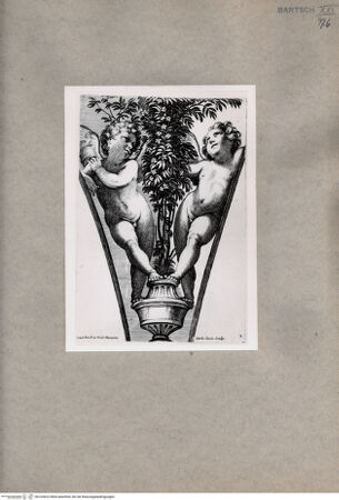 Vorderseite von  [http://creativecommons.org/publicdomain/mark/1.0/] Zwei auf einer Vase lehnende Engel - , bh103623. Foto.