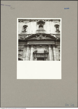 Vorderseite von unbekannt [https://www.deutsche-digitale-bibliothek.de/content/lizenzen/rv-fz/] Santa Maria in Vallicella - Detail: Mittelachse mit Portal, bh103796_recto. Foto: Lotz-Bauer, Hilde.