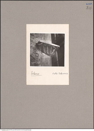 Vorderseite von Bibliotheca Hertziana [https://www.deutsche-digitale-bibliothek.de/content/lizenzen/rv-fz/] Kapitell, vermauertes Fragment - Gesamtansicht, bh103813_recto. Foto: Schwarz, Heinrich Mathias.