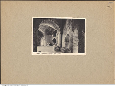 Vorderseite von unbekannt [https://www.deutsche-digitale-bibliothek.de/content/lizenzen/rv-ez/] Anfiteatro - Detail einer Unterführung, bh103881_recto. Foto.