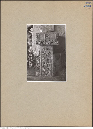 Vorderseite von Bibliotheca Hertziana [https://www.deutsche-digitale-bibliothek.de/content/lizenzen/rv-fz/] Alte Urne; mittelalterliches Relief, bh103886_recto. Foto: Schwarz, Heinrich Mathias.