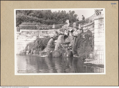 Vorderseite von Bibliotheca Hertziana [https://www.deutsche-digitale-bibliothek.de/content/lizenzen/rv-fz/] Fontana dei Delfini (Brunnen der Delfine) - Gesamtansicht, bh103891_recto. Foto: Lehmann-Brockhaus, Otto.