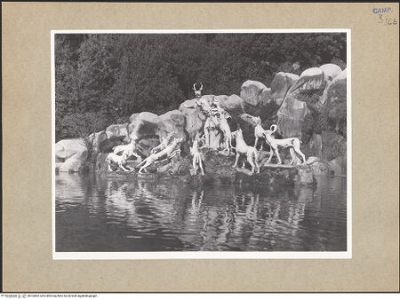 Vorderseite von Bibliotheca Hertziana [https://www.deutsche-digitale-bibliothek.de/content/lizenzen/rv-fz/] Fontana di Diana e Atteone (Brunnen der Diana und Aktäon)Gruppe links: Aktäon wird nach der Verwandlung von seinen Hunden angefallen - Gesamtansicht, bh103892_recto. Foto: Lehmann-Brockhaus, Otto.