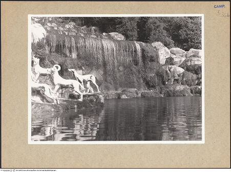 Vorderseite von Bibliotheca Hertziana [https://www.deutsche-digitale-bibliothek.de/content/lizenzen/rv-fz/] Fontana di Diana e Atteone (Brunnen der Diana und Aktäon)Gruppe links: Aktäon wird nach der Verwandlung von seinen Hunden angefallen - Blick auf den Wasserfall, links: Hunde, bh103893_recto. Foto: Lehmann-Brockhaus, Otto.