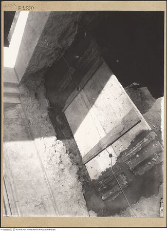 Vorderseite von ICCD [https://www.deutsche-digitale-bibliothek.de/content/lizenzen/rv-ez/] Grabmal des Giacomo Leopardi - Gesamtansicht (vor neuer Anordnung), bh103959_recto. Foto.