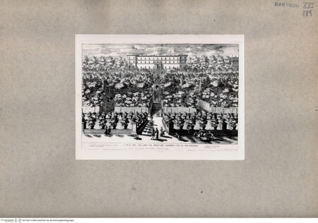 Vorderseite von  [http://creativecommons.org/publicdomain/mark/1.0/] Sicht auf den Palazzo vom Garten mit den Brunnen - , bh104315. Foto.