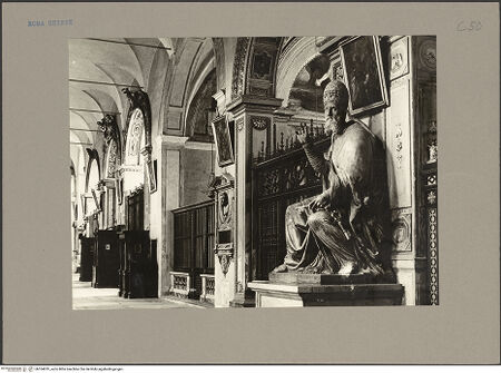 Vorderseite von Hutzel, Max [https://www.deutsche-digitale-bibliothek.de/content/lizenzen/rv-fz/] Santa Maria in Aracoeli - Rechtes Seitenschiff mit Sitzstatue Papst Gregors XIII. im Vordergrund, nach Südosten, bh104819_recto. Foto: Hutzel, Max.