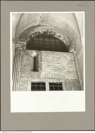 Vorderseite von Bibliotheca Hertziana [https://www.deutsche-digitale-bibliothek.de/content/lizenzen/rv-fz/] Santi Quattro CoronatiÄußeresZweiter Hof - Vorhalle, nördliche Wand, Detail: Bogen, bh104900_recto. Foto.