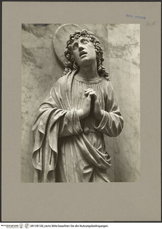 Vorderseite von Hutzel, Max [https://www.deutsche-digitale-bibliothek.de/content/lizenzen/rv-fz/] Altar mit Relief Christi am Kreuz mit Maria und dem heiligen Johannes - Detail: Johannes, bh105120_recto. Foto: Hutzel, Max.