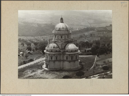 Vorderseite von Bibliotheca Hertziana [https://www.deutsche-digitale-bibliothek.de/content/lizenzen/rv-fz/] Santa Maria della Consolazione - Gesamtansicht von schräg oben (von Nordosten), bh105438_recto. Foto: Lehmann-Brockhaus, Otto.