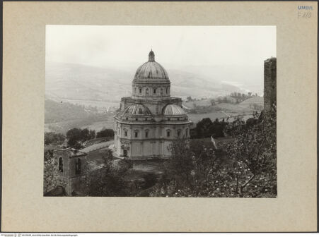 Vorderseite von Bibliotheca Hertziana [https://www.deutsche-digitale-bibliothek.de/content/lizenzen/rv-fz/] Santa Maria della Consolazione - Gesamtansicht von schräg oben (von Nordosten), bh105439_recto. Foto: Lehmann-Brockhaus, Otto.