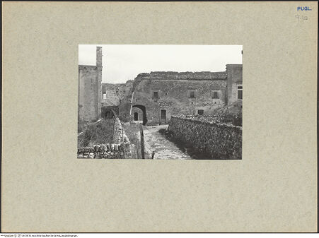 Vorderseite von Soergel, Gerda [https://www.deutsche-digitale-bibliothek.de/content/lizenzen/rv-fz/] San Leonardo di Siponto (Kloster und Hospiz)Kloster - Haupthof, Teilansicht von Westen, bh105510_recto. Foto: Soergel, Gerda.