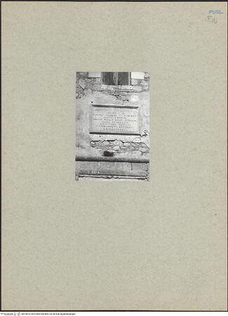 Vorderseite von Soergel, Gerda [https://www.deutsche-digitale-bibliothek.de/content/lizenzen/rv-fz/] San Leonardo di Siponto (Kloster und Hospiz)Ospedale dei Cavaliere Teutonici - Inschrift der Nordfassade, bh105515_recto. Foto: Soergel, Gerda.
