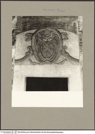 Vorderseite von Hutzel, Max [https://www.deutsche-digitale-bibliothek.de/content/lizenzen/rv-fz/] Sant'Urbano alla CaffarellaPronaos - Detail des Portals mit Wappen des Papstes Urban VIII., bh106055_recto. Foto: Hutzel, Max.