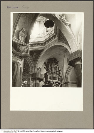 Vorderseite von Hutzel, Max [https://www.deutsche-digitale-bibliothek.de/content/lizenzen/rv-fz/] Santa Maria del Popolo - Blick in die Vierung, bh106075_recto. Foto: Hutzel, Max.