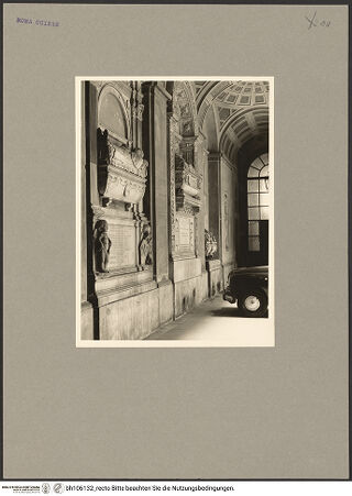 Vorderseite von Hutzel, Max [https://www.deutsche-digitale-bibliothek.de/content/lizenzen/rv-fz/] Santa Maria in MonserratoCortile - Außenwand des Kreuzgangs mit dort vermauerten Grabmälern aus San Giacomo degli Spagnoli, bh106132_recto. Foto: Hutzel, Max.