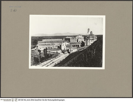 Vorderseite von Bibliotheca Hertziana? [https://www.deutsche-digitale-bibliothek.de/content/lizenzen/rv-fz/] Abbazia delle Tre Fontane - Gesamtansicht aus Nordwesten, bh106146_recto. Foto.