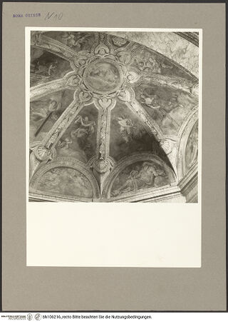 Vorderseite von Hutzel, Max [https://www.deutsche-digitale-bibliothek.de/content/lizenzen/rv-fz/] Fresken in der Cappella SoderiniEngel mit Leidenswerkzeugen, Propheten, Gottvater - Nahaufnahme, bh106216_recto. Foto: Hutzel, Max.