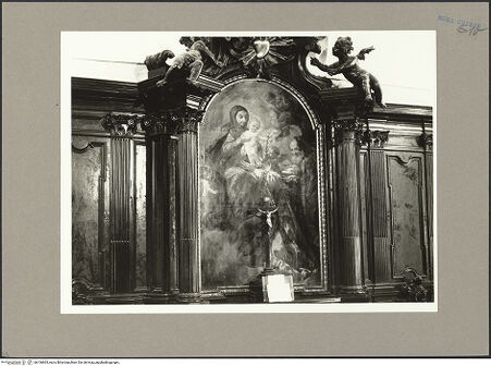 Vorderseite von unbekannt [https://www.deutsche-digitale-bibliothek.de/content/lizenzen/rv-ez/] Maria erscheint dem heiligen Filippo Neri - Oberer Abschnitt des Gemäldes und Bekrönung der Ädikula, bh106665_recto. Foto: Hutzel, Max.