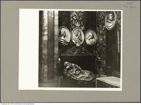 Vorderseite von unbekannt [https://www.deutsche-digitale-bibliothek.de/content/lizenzen/rv-ez/] KapellenaussstattungGrabmonument des Bernardino Spada - Liegefigur und Bildnismedaillons, bh106667_recto. Foto: Hutzel, Max.