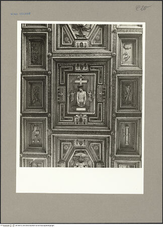 Vorderseite von unbekannt [https://www.deutsche-digitale-bibliothek.de/content/lizenzen/rv-ez/] Kassettendecke mit Imago Pietatis, Arma Christi und Kardinalswappen - Detail: Feld mit Imago Pietatis & Arma Christi, bh106670_recto. Foto: Hutzel, Max.