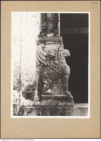 Vorderseite von Bibliotheca Hertziana [https://www.deutsche-digitale-bibliothek.de/content/lizenzen/rv-fz/] Hauptportal - Greif links, bh107231_recto. Foto: Lehmann-Brockhaus, Otto.